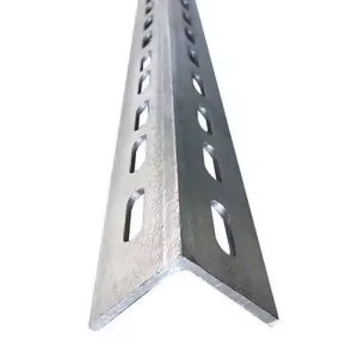 Toleranz ± 1% Hartes Oberflächenbeschichtung Perforierter L-Profil Galvanisierter Stahl gleicher oder ungleicher Winkel Barwinkel Eisen für 6m-12m Länge