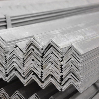 Toleranz ± 1% Hartes Oberflächenbeschichtung Perforierter L-Profil Galvanisierter Stahl gleicher oder ungleicher Winkel Barwinkel Eisen für 6m-12m Länge