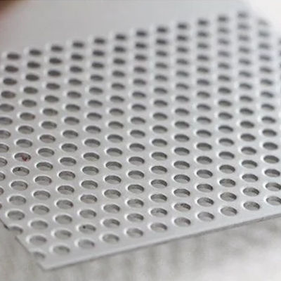 0.5mm 0,65mm 0,8mm 2,5mm 304 Edelstahl Runde Hexagonalen Perforationsblatt mit Toleranz ± 1% Natürliche Farbe